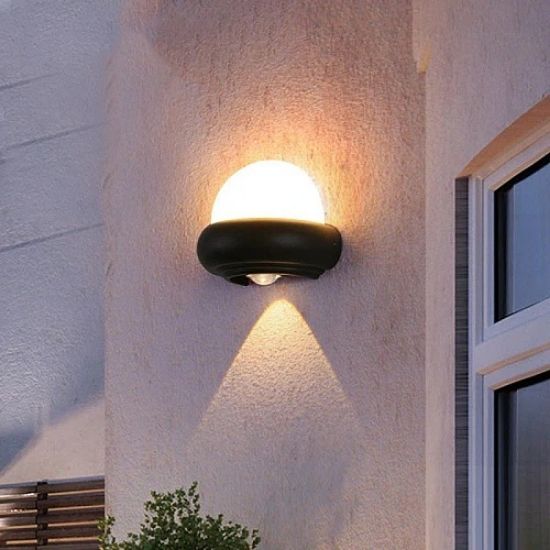 صورة اناره خارجية كشاف بوابة لون الانارة اصفر نصف بيضاوي 7 واط تصميم كلاسيكي جميل