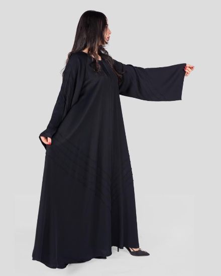 صورة عباية سوداء نسائية بتصميم مخيط