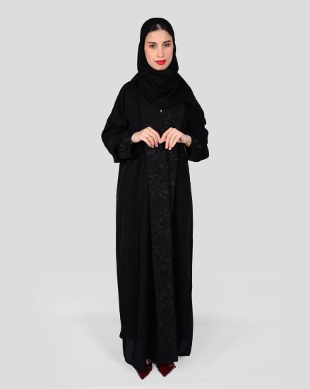 صورة عباية رسمية سوداء بخامة ناعمة وتطريز أسود