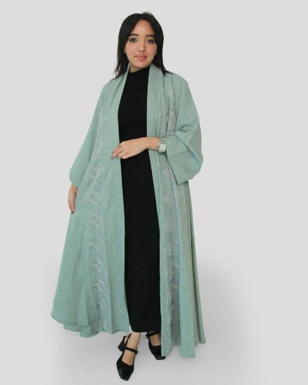 صورة عباية نسائية بتصميم مفتوح