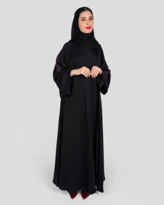 صورة عباية سوداء بتطريز جانبي