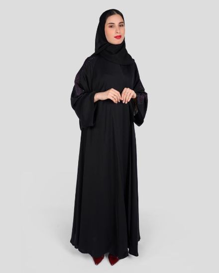 صورة عباية سوداء بتطريز جانبي