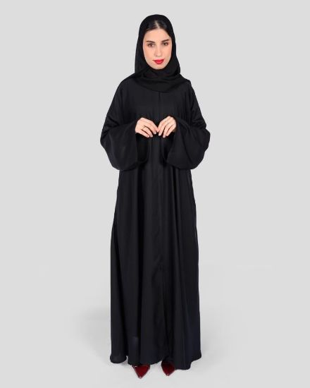 صورة عباية سوداء بجيوب