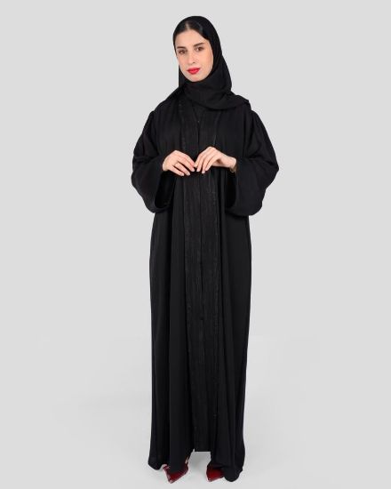 صورة عباية سوداء بتطريز فاخر