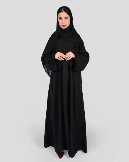 صورة عباية سوداء بنقش جاكار