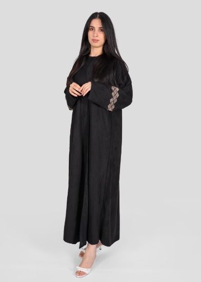 صورة عباية شامواه شتوية مفتوحة بتفاصيل مطرزة