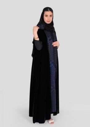 صورة عباية مخمل مطرزة كاملة مع طرحة مطابقة