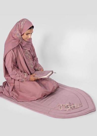 صورة طقم صلاة نسائي 3 قطع بنقش  مشجر