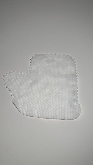 صورة قفازات ناعمة لمسح أوراق النباتات