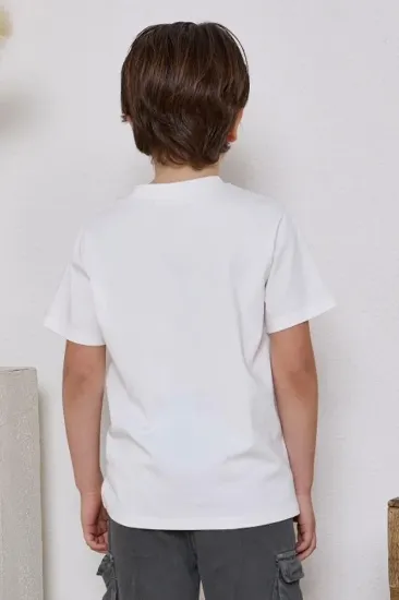 صورة تيشيرت ابيض بطباعه سياره كلاسيك