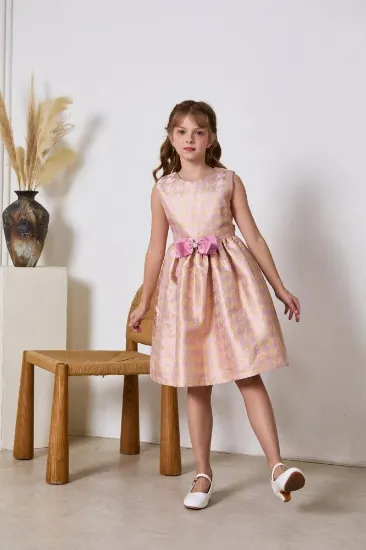 صورة فستان وردي بفيونكة بالخصر