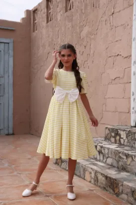 صورة فستان بناتي مقلم نص كم