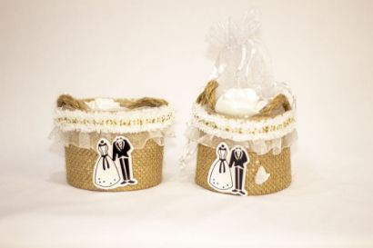 صورة علب توزيعات عليها خيش دائرية