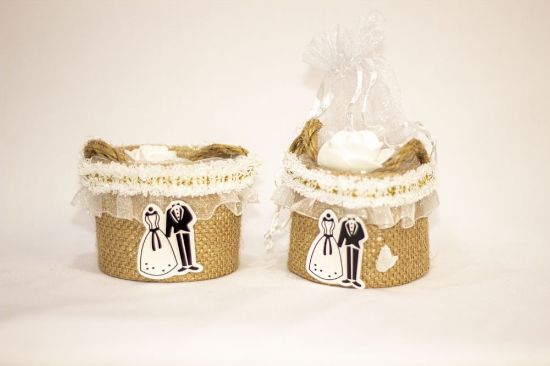 صورة علب توزيعات عليها خيش دائرية