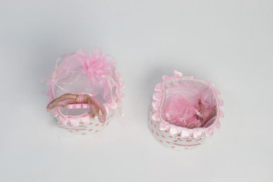 صورة علب مواليد عليها قماش