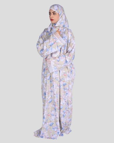 صورة طقم صلاة كامل بنقشة ورود وغطاء رأس