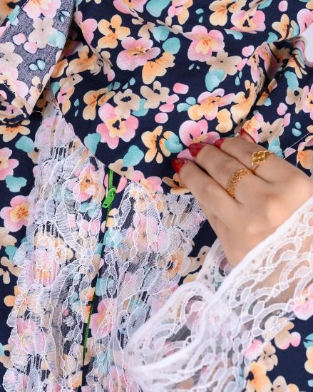 صورة شرشف صلاة نسائي بنقشة ورود وسحاب أمامي