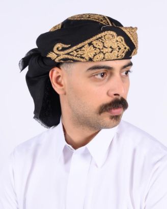 صورة شال رجالي اسود بتطريز ذهبي