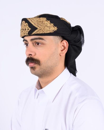 صورة شال رجالي اسود بتطريز ذهبي