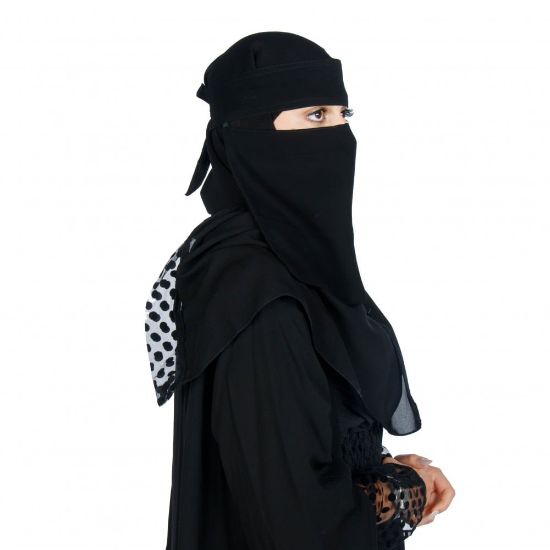صورة نقاب نسائي وسط خط قصير