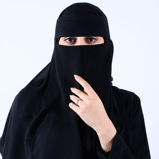 صورة نقاب نسائي وسط خط قصير